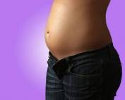 Почему может болеть живот во втором триместре