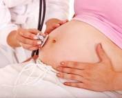 беременную осматривает врач