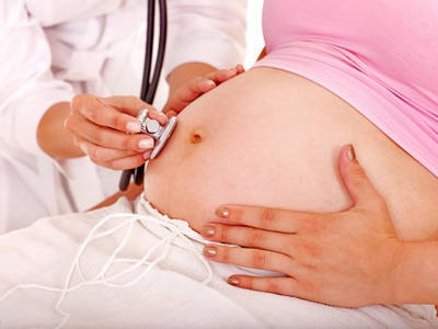 беременную осматривает врач