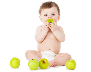 Ребенок ест яблоко