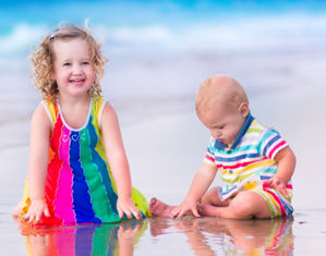 мальчик с девочкой на пляже