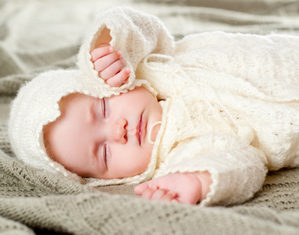 новорожденный спит в кофточке