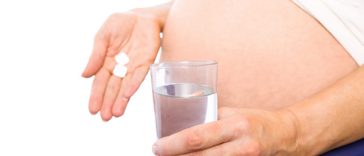 беременная пьет таблетки