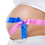 беременная с розовой и синей полосками на животе