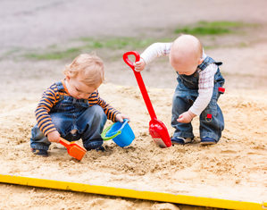 дети играют в песочнице