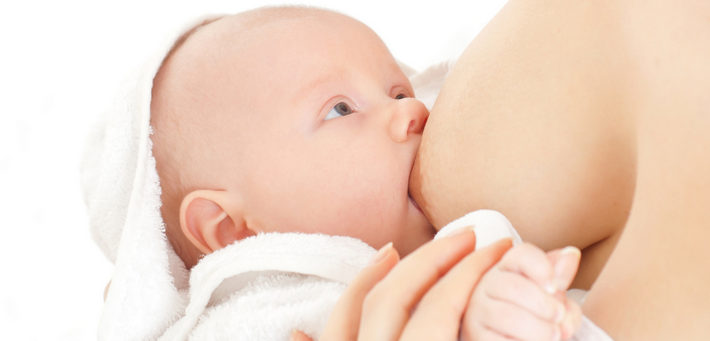 Прикладывание ребенка при кормлении. Как правильно прикладывать ребенка к груди? Простые советы. Кормление грудью, как организовать