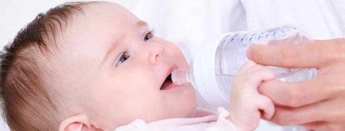 Новорожденному дают воду
