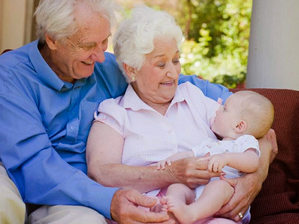 Бабушка и дедушка с новорожденным