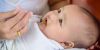 мама лечит грудничка