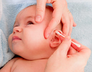 новорожденному чистят уши