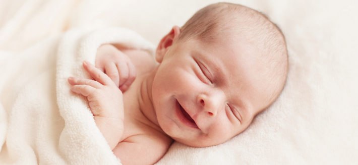 новорожденный улыбается во сне