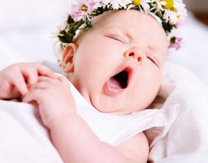 Новорожденный зевает