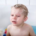 ребенок плачет в ванной