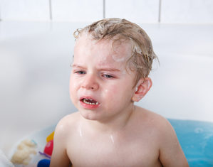 ребенок плачет в ванной