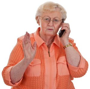 бабушка разговаривает по телефону