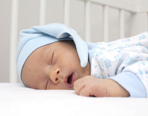 Младенец в синем колпаке спит
