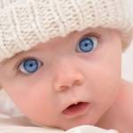 Малыш с голубыми глазами
