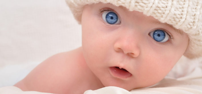 новорожденный с голубыми глазами