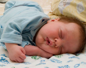 Новорожденный спит с запрокинутой головой