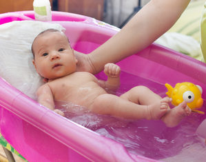 новорожденный в ванночке