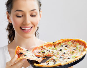 женщина ест пиццу