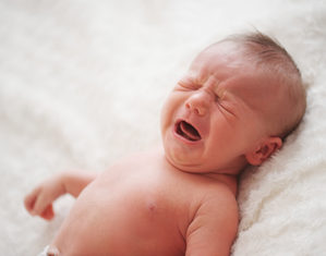 новорожденный плачет лежа
