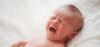 новорожденный плачет лежа
