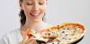 žena jíst pizzu