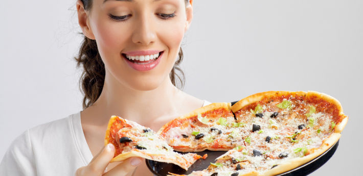 женщина ест пиццу