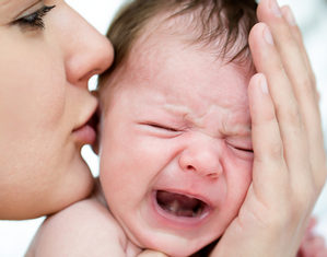 малыш плачет рядом с мамой