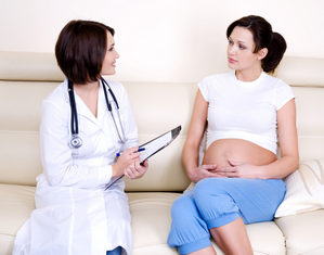 беременная беседует с врачем