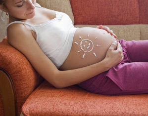 беременная с рисунком солнышко