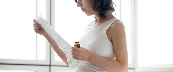 беременная читает инструкцию к лекарству
