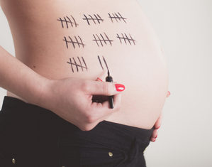 беременная с календарем на животе