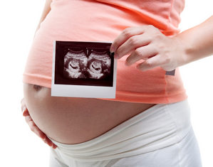 беременная со снимком УЗИ