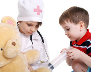 дети играют во врачей
