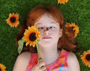 девочка лежит на траве