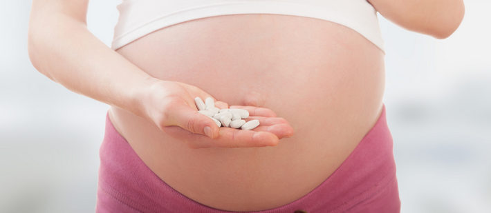 таблетки в руках у беременной