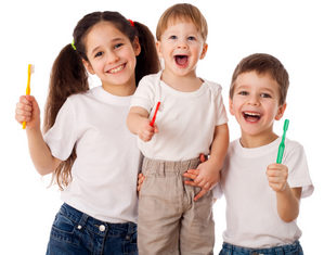 дети с зубными щетками
