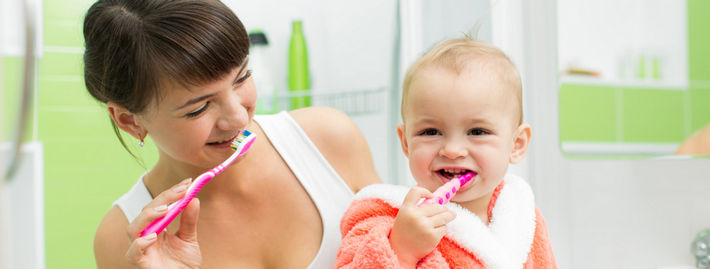 Мама с малышом чистят зубы