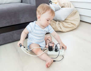 ребенок играет с проводами