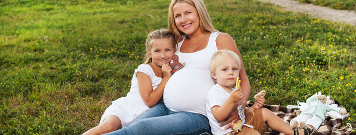 Беременная мама с детьми