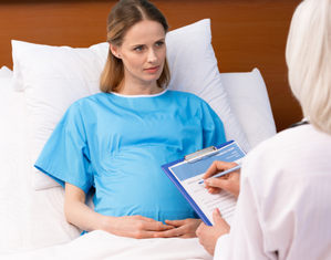 Беременная слушает доктора