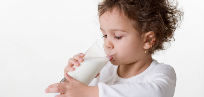 Девочка пьет молоко