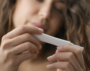 Женщина с тестом на беременность