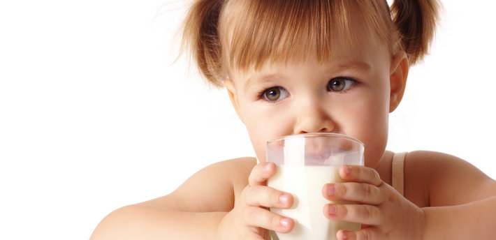 Девочка пьет молоко