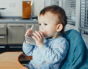 Ребенок пьет воду из стакана