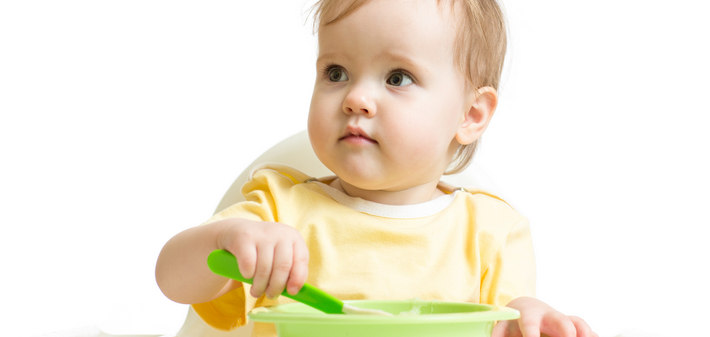 Малыш ест пюре