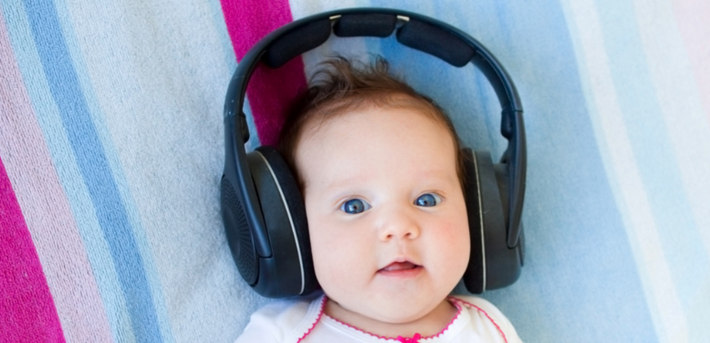 Малыш слушает музыку в наушниках