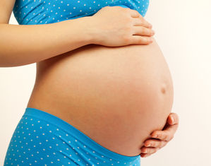беременная держится за живот